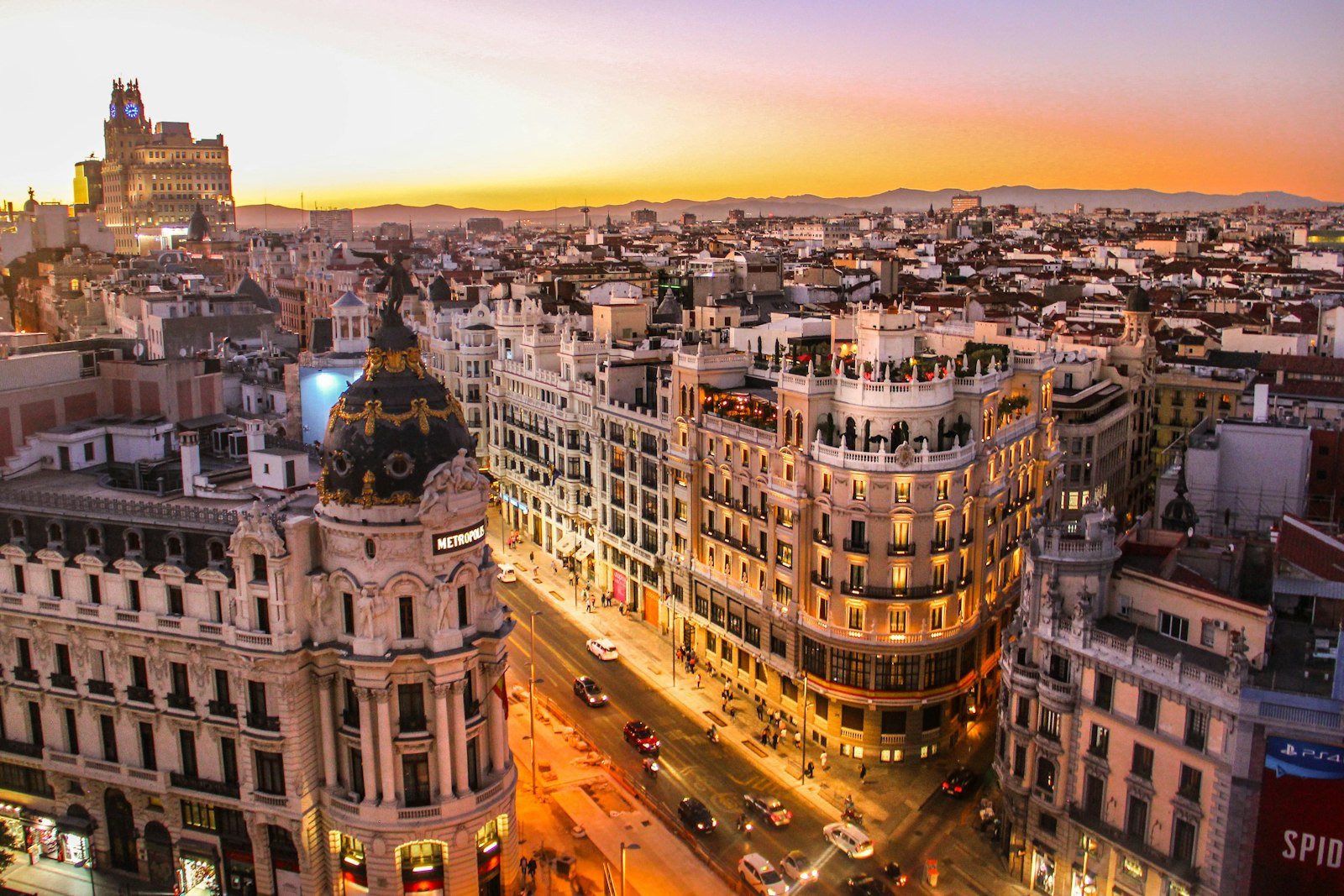 Una plaza de una ciudad mediterránea española al atardecer